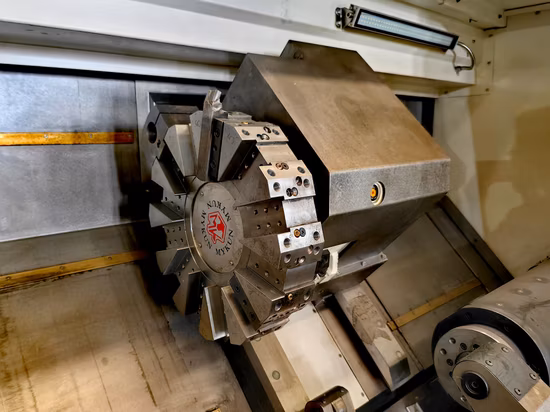 Токарный станок с ЧПУ с наклонной станиной и 8 патронами по металлу